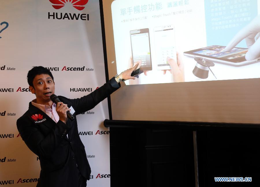 A manager of Huawei Hong Kong branch introduces Ascend Mate, new smart phone of Huawei, in Hong Kong, south China, June 5, 2013. Huawei launched its flagship smart phone Ascend Mate in Hong Kong on June 5. (Xinhua/Li Peng) 