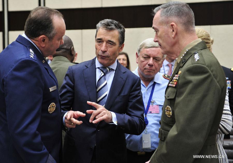 NATO Secretary General Anders Fogh Rasmussen (C) talks with NATO's top military officer, U.S. Gen. Philip Breedlove (L) and Command of ISAF in Afghanistan, U.S. General Joseph F. Dunford prior to a NATO and non-NATO ISAF contributing nations meeting during two-days NATO Defence Ministers Meeting at its headquarters in Brussels, capital of Belgium, June 5, 2013. (Xinhua/Ye Pingfan)  