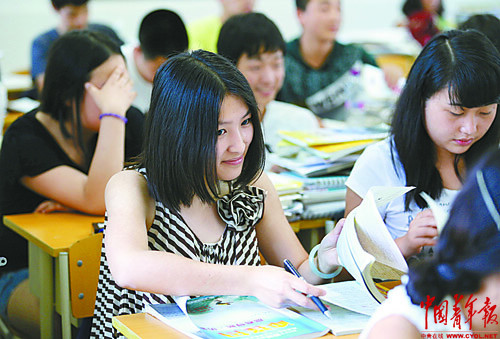 Students prepare for the college entrance examination in Baoxing High School. A 7.0-magnitude earthquake jolted Sichuan on April 20, leaving at least 192 people dead and 23 missing. More than 11,000 people were injured. (Photo/ China Youth News) 