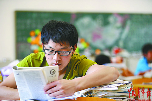 Students prepare for the college entrance examination in Baoxing High School. A 7.0-magnitude earthquake jolted Sichuan on April 20, leaving at least 192 people dead and 23 missing. More than 11,000 people were injured. (Photo/ China Youth News) 