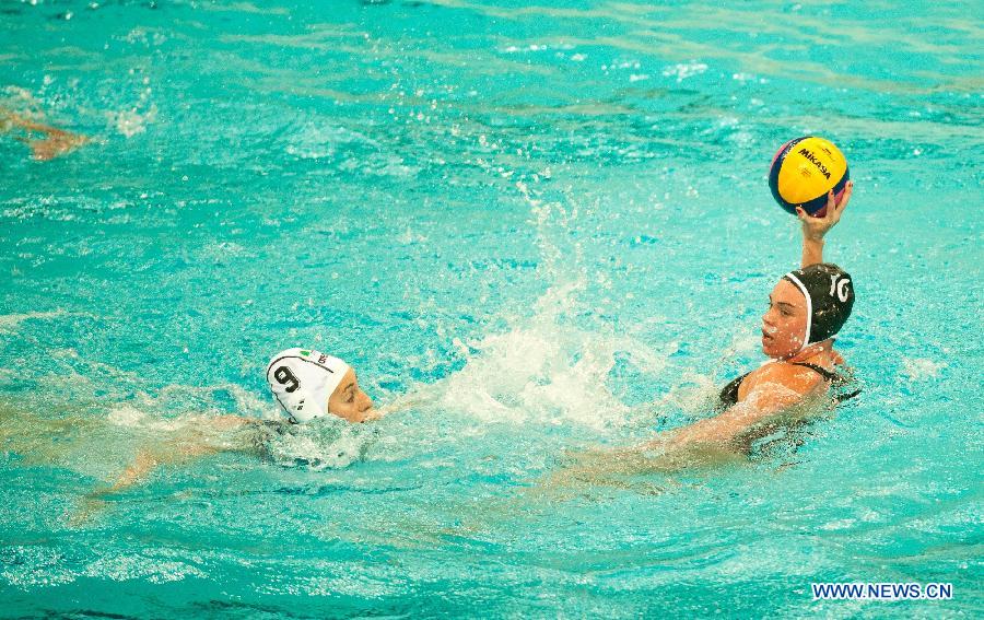Robinson Christine (R) of Canada competes during the 2013 FINA Women's Water Polo World League Super Final classification 5-8 against Italy in Beijing, capital of China, June 5, 2013. Italy won 13-9. (Xinhua/Zhang Yu)