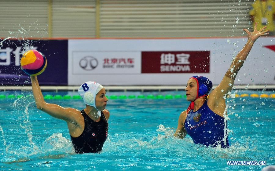 Keszthelyi Rita (L) of Hungary competes during the semifinal against Russia at the 2013 FINA Women's Water Polo World League Super Final in Beijing, capital of China, June 5, 2013. Russia won 12-9. (Xinhua/He Changshan)