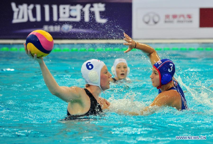 Prokofyeva Ekaterina (R) of Russia competes during the semifinal against Hungary at the 2013 FINA Women's Water Polo World League Super Final in Beijing, capital of China, June 5, 2013. Russia won 12-9. (Xinhua/He Changshan)