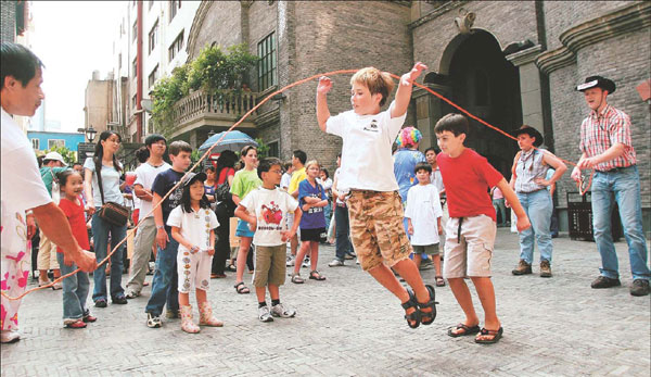 Children of different nationalities play jump rope in downtown Chengdu.  (Source: China Daily)