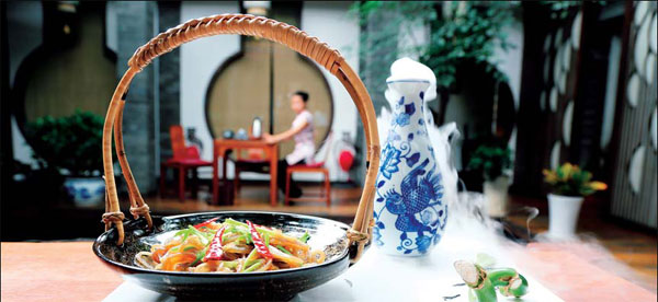 A traditional teahouse at Kuanzhai Xiangzi, which is popular with food lovers who live in or visit Chengdu. (Gong Quanyi / For China Daily)