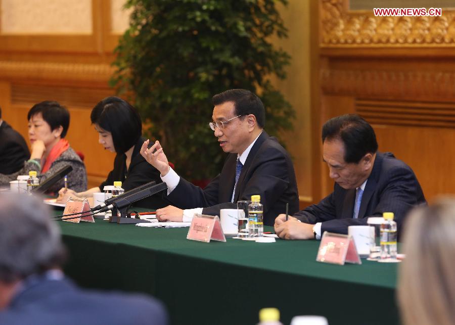 Chinese Premier Li Keqiang (2nd R) attends a seminar held with a group of business executives who have attended the Global CEO Council in Beijing or will participate in the 2013 Fortune Global Forum, which will open on Thursday in Chengdu, at the Great Hall of the People in Beijing, capital of China, June 5, 2013. (Xinhua/Pang Xinglei) 
