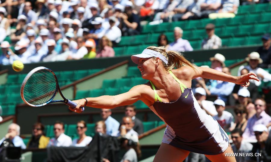 Maria Sharapova of Russia hits a return during the women's singles semifinal match against Jelena Jankovic of Serbia at the French Open tennis tournament in Paris, France, June 5, 2013. Sharapova won 2-1. (Xinhua/Gao Jing)