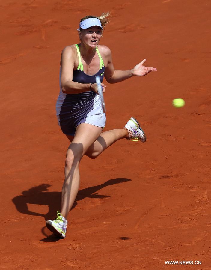 Maria Sharapova of Russia hits a return during the women's singles semifinal match against Jelena Jankovic of Serbia at the French Open tennis tournament in Paris, France, June 5, 2013. Sharapova won 2-1. (Xinhua/Gao Jing)