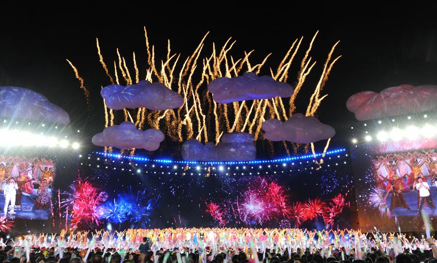 A performance is staged for the first China-South Asia Expo and the 21st China Kunming Import and Export Fair in Kunming, capital of southwest China's Yunnan Province, June 5, 2013. (Xinhua/Qin Qing) 