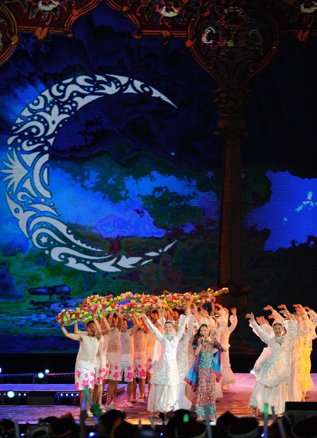 A performance is staged for the first China-South Asia Expo and the 21st China Kunming Import and Export Fair in Kunming, capital of southwest China's Yunnan Province, June 5, 2013. (Xinhua/Qin Qing) 
