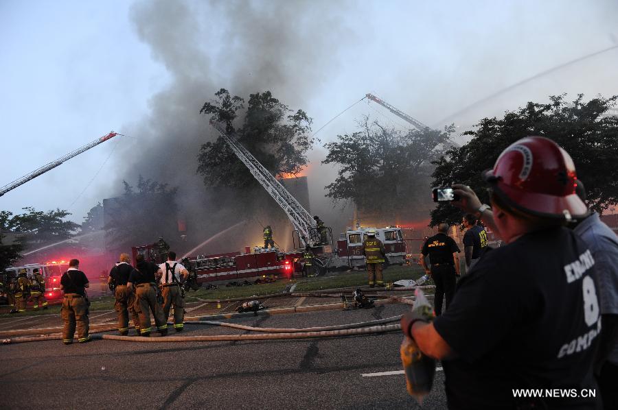 Firefighters work to cease fire at a hardware store on Pennsylvania Avenue SE in Washington, capital of the United States, June 5, 2013. At least two firefighters got wounded in the fire. (Xinhua/Zhang Jun) 