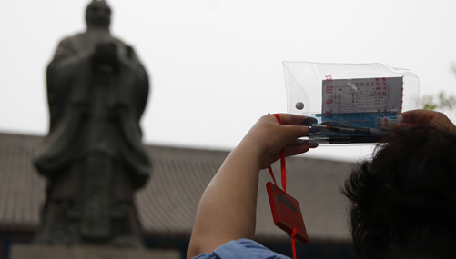Parents pray for students at Confucian temple before Gaokao