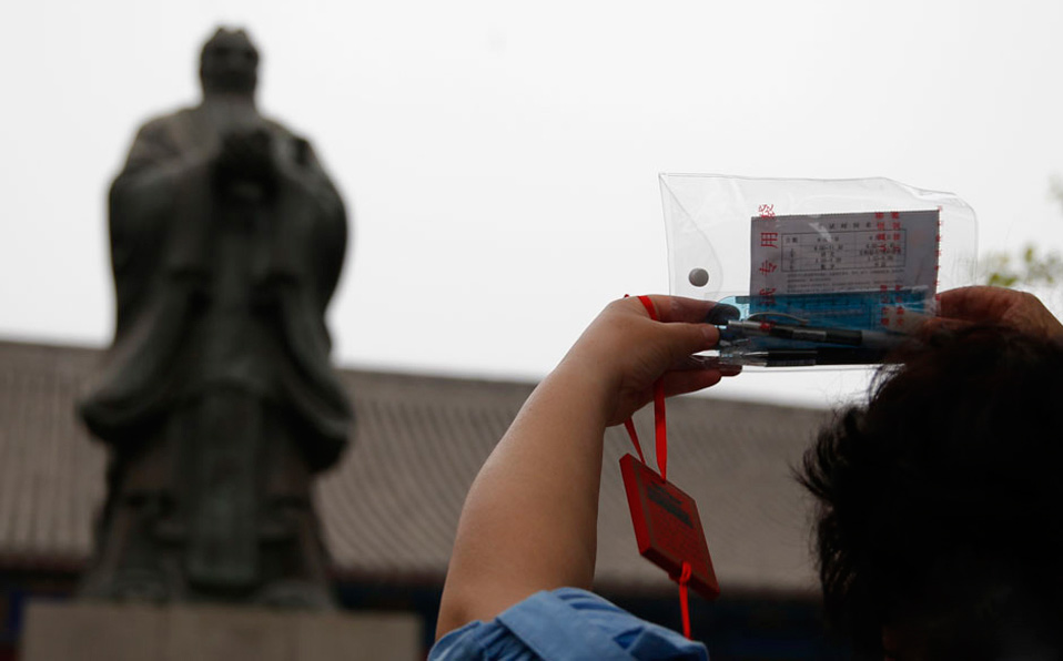 Parents pray for students at Confucian temple before Gaokao