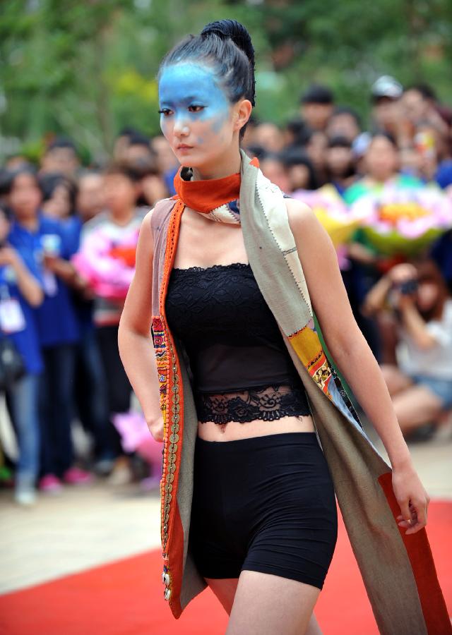 A college student shows a graduation work of fasion design students in Yunnan Arts University in Kunming, capital of southwest China's Yunnan Province, June 5, 2013. (Xinhua/Chen Haining) 