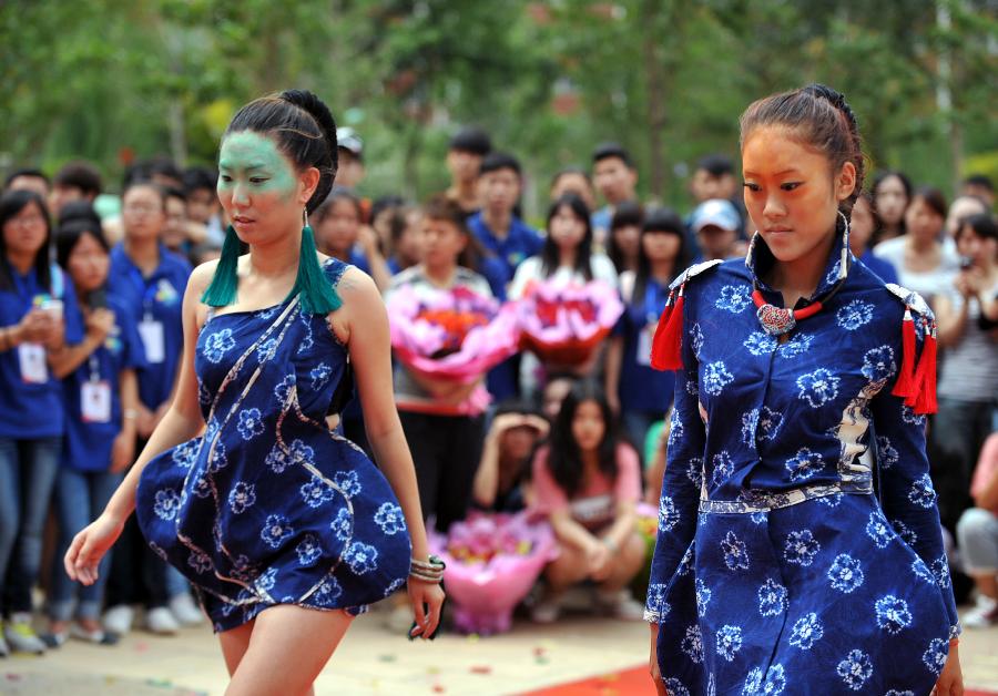 Fashion design students show their graduation works in Yunnan Arts University in Kunming, capital of southwest China's Yunnan Province, June 5, 2013. (Xinhua/Chen Haining)  
