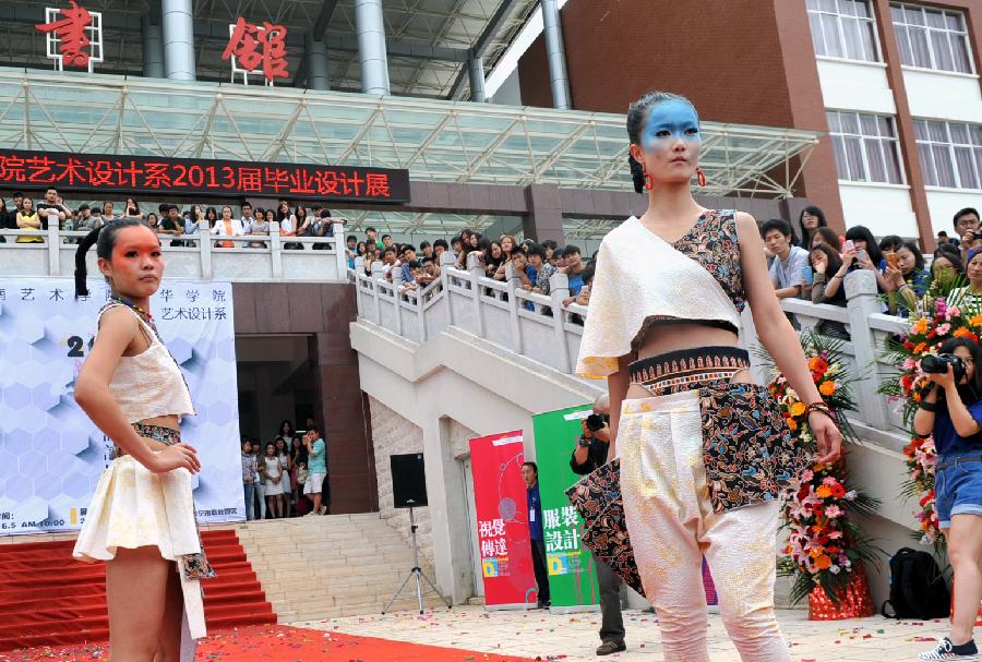 Fashion design students show their graduation works in Yunnan Arts University in Kunming, capital of southwest China's Yunnan Province, June 5, 2013. (Xinhua/Chen Haining)