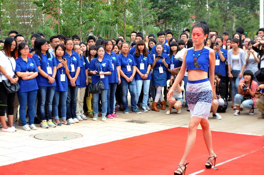 A college student shows a graduation work of fasion design students in Yunnan Arts University in Kunming, capital of southwest China's Yunnan Province, June 5, 2013. (Xinhua/Chen Haining)  
