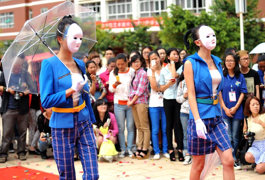 Fashion design students show their graduation works in Yunnan Arts University in Kunming, capital of southwest China's Yunnan Province, June 5, 2013. (Xinhua/Chen Haining) 