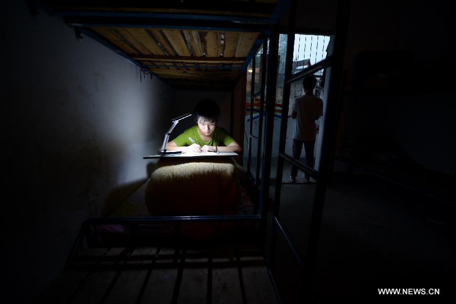 A student prepares for the national college entrance exam in his dorm room at the Jinzhai No. 1 Senior High School in Liuan, east China's Anhui Province, June 5, 2013. The annual national college entrance exam will take place on June 7 and 8. Some 9.12 million applicants are expected to sit this year's college entrance exam, down from 9.15 million in 2012, according to the Ministry of Education (MOE). (Xinhua/Zhang Duan) 