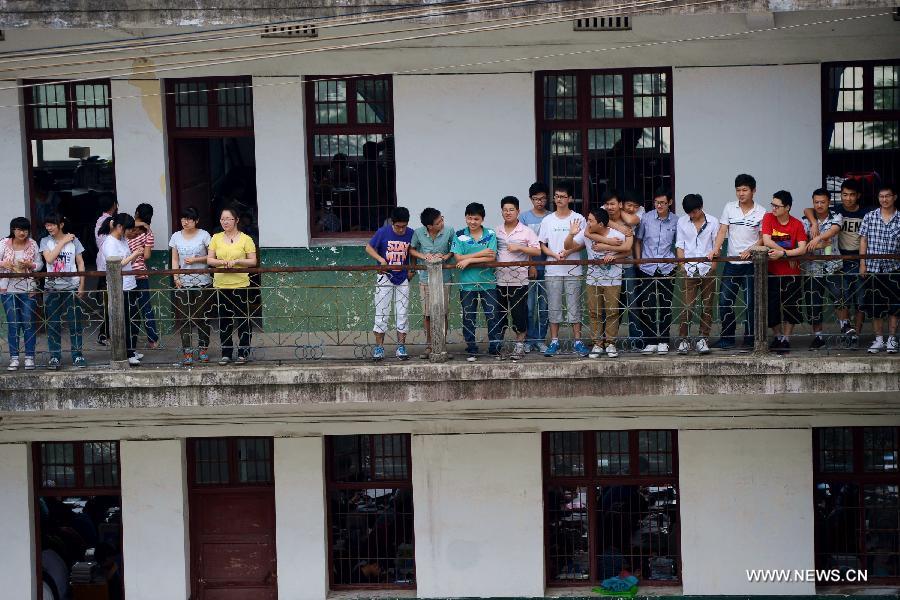 Students take a break at the Jinzhai No. 1 Senior High School in Liuan, east China's Anhui Province, June 6, 2013. The annual national college entrance exam will take place on June 7 and 8. Some 9.12 million applicants are expected to sit this year's college entrance exam, down from 9.15 million in 2012, according to the Ministry of Education (MOE). (Xinhua/Zhang Duan) 