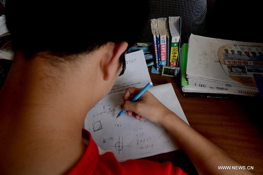 A student prepares for the national college entrance exam at the Jinzhai No. 1 Senior High School in Liuan, east China's Anhui Province, June 5, 2013. The annual national college entrance exam will take place on June 7 and 8. Some 9.12 million applicants are expected to sit this year's college entrance exam, down from 9.15 million in 2012, according to the Ministry of Education (MOE). (Xinhua/Zhang Duan) 