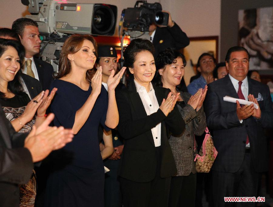 Peng Liyuan (C), wife of Chinese President Xi Jinping, accompanied by Mexico's first lady Angelica Rivera (2nd L, front), visits Mexican broadcaster Televisa, in Mexico City, Mexico, June 5, 2013. (Xinhua/Ding Lin) 