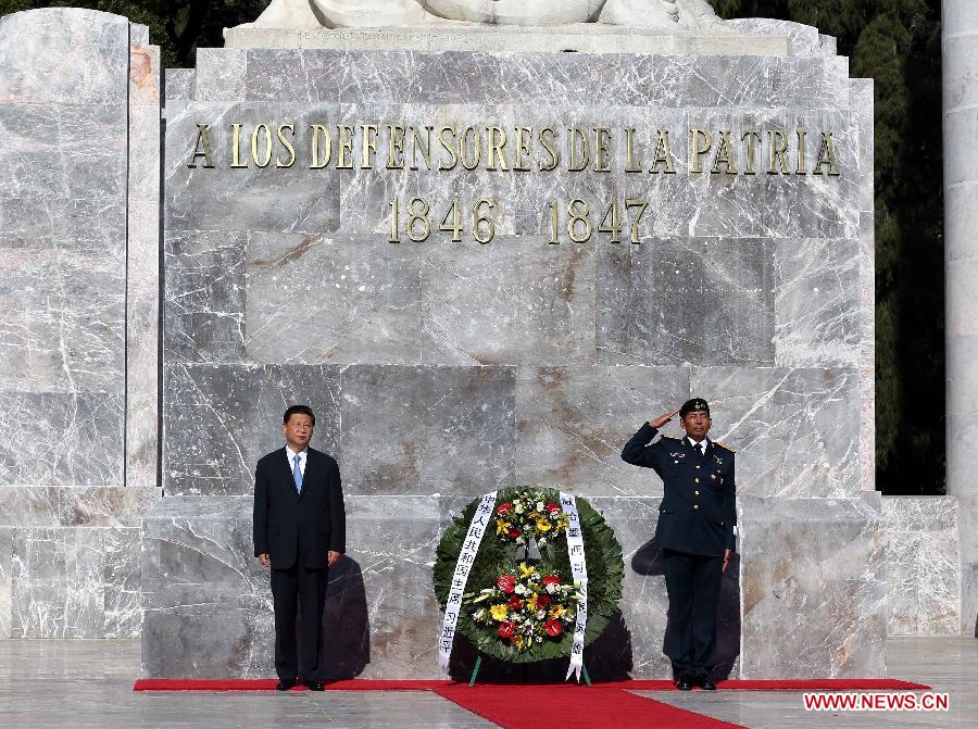 Chinese President Xi Jinping (L) lays a wreath at the Altar of the Fatherland in Mexico City, capital of Mexico, June 5, 2013. (Xinhua/Yao Dawei)