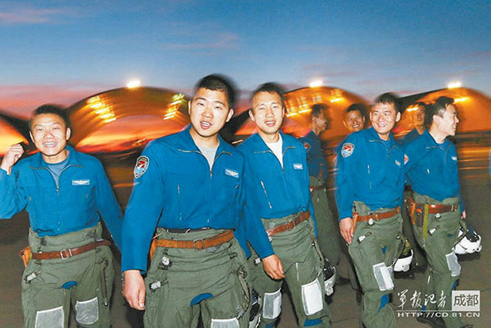 A troop unit of the air force under the Chengdu Military Area Command (MAC) of the Chinese People's Liberation Army (PLA) organized the systematic confrontation training under information-based conditions in mid-May. The officers and men conducted drills on such subjects as joint early warning, electromagnetic confrontation，ultra-low-altitude penetration defense and so on. (Chinamil.com.cn/ Xun Chunbian and Liu Yinghua)