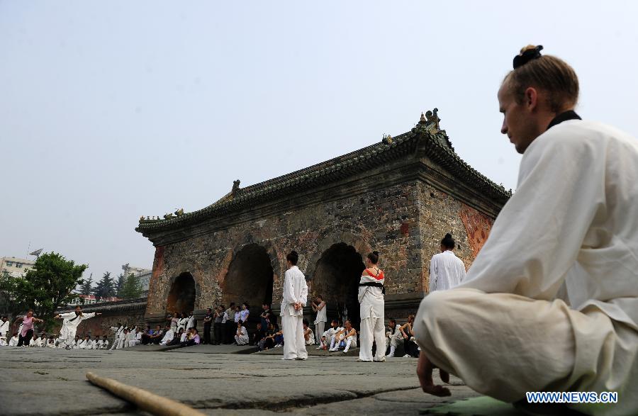 Foreign learners practise Chinese martial arts movements at the Yuxu Palace on Wudang Mountain, known as a traditional center for the teaching and practice of martial arts, in central China's Hubei Province, June 5, 2013. (Xinhua/Hao Tongqian) 