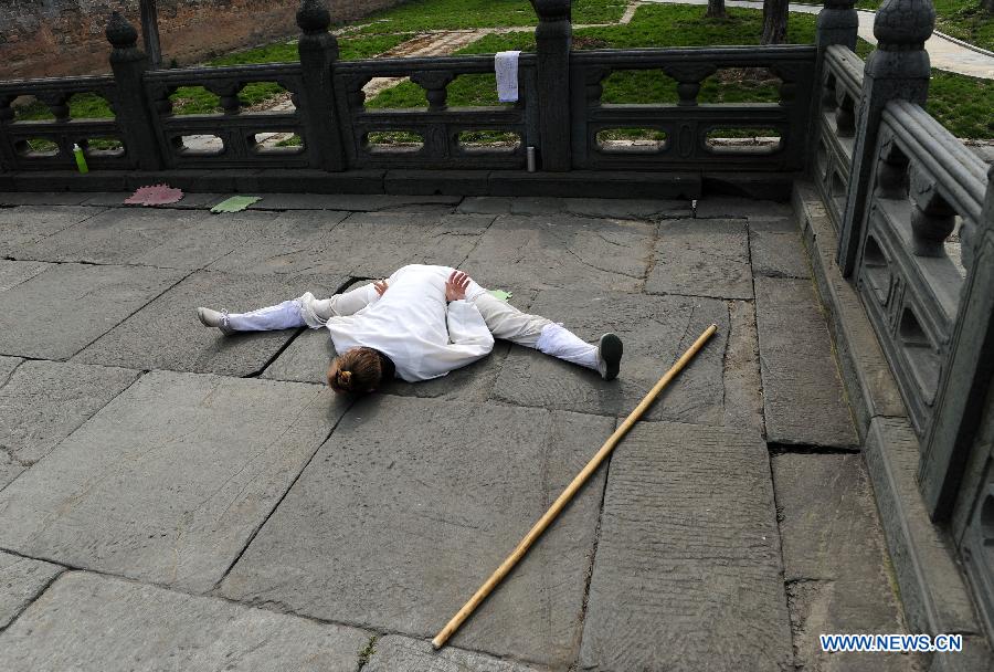 A foreign learner warms up before practising Chinese martial arts at the Yuxu Palace on Wudang Mountain, known as a traditional center for the teaching and practice of martial arts, in central China's Hubei Province, June 5, 2013. (Xinhua/Hao Tongqian) 