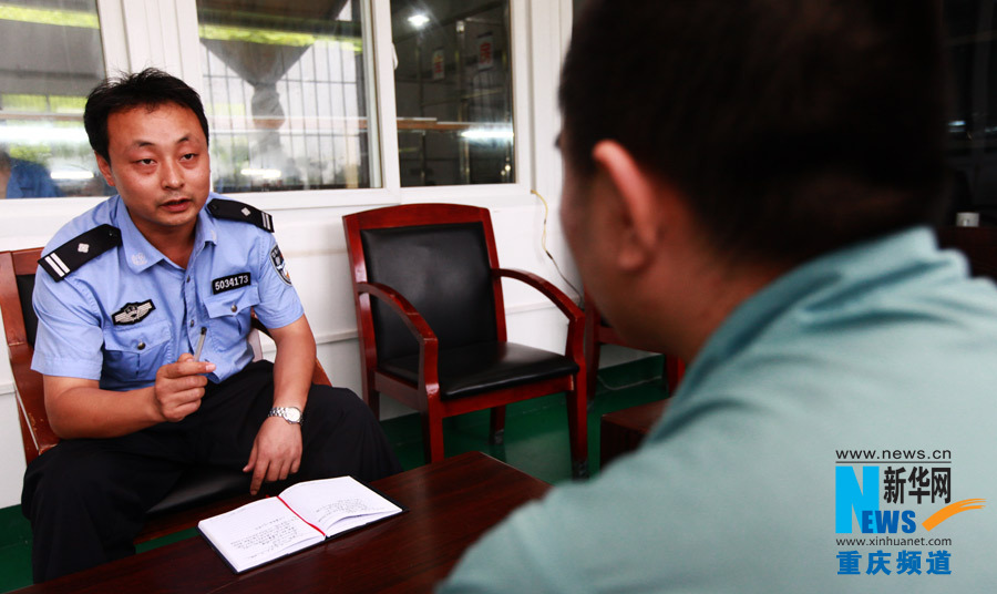 Wang talks with a police officer in Chongqing rehab center. The two became very good friends. (Photo/Xinhua)