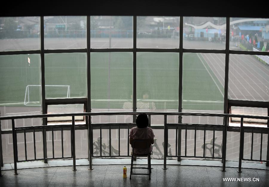 A student prepares for the national college entrance exam at Taigu Middle School in Taigu County, north China's Shanxi Province, June 6, 2013. The annual national college entrance exam will take place on June 7 and 8. Some 9.12 million applicants are expected to sit this year's college entrance exam, down from 9.15 million in 2012, according to the Ministry of Education (MOE). (Xinhua/Yan Yan)