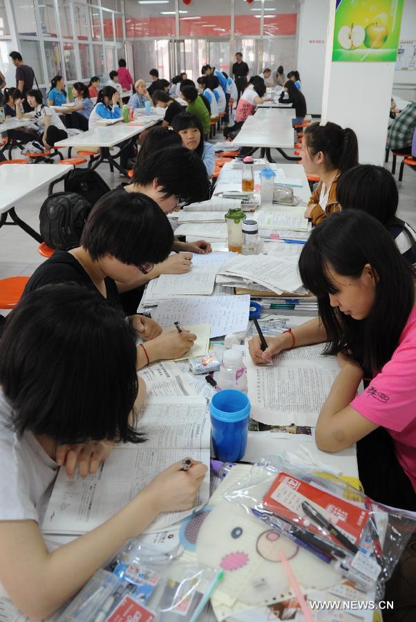 Students prepare for the national college entrance exam at Gu'an No.1 Middle School in Gu'an County, north China's Hebei Province, June 6, 2013. The annual national college entrance exam will take place on June 7 and 8. Some 9.12 million applicants are expected to sit this year's college entrance exam, down from 9.15 million in 2012, according to the Ministry of Education (MOE). (Xinhua/Wang Xiao)