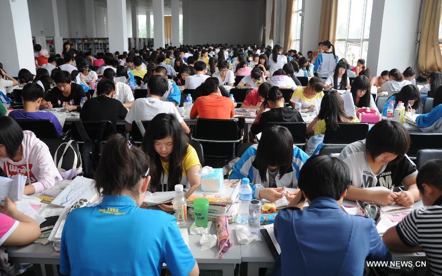 Students prepare for the national college entrance exam at Gu'an No.1 Middle School in Gu'an County, north China's Hebei Province, June 6, 2013. The annual national college entrance exam will take place on June 7 and 8. Some 9.12 million applicants are expected to sit this year's college entrance exam, down from 9.15 million in 2012, according to the Ministry of Education (MOE). (Xinhua/Wang Xiao)