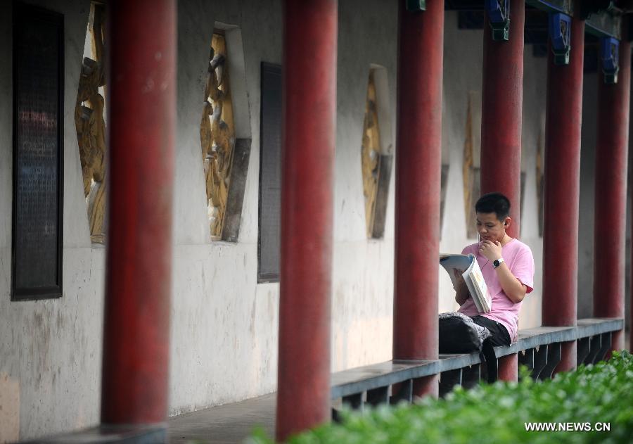 A student prepares for the national college entrance exam at Taigu Middle School in Taigu County, north China's Shanxi Province, June 6, 2013. The annual national college entrance exam will take place on June 7 and 8. Some 9.12 million applicants are expected to sit this year's college entrance exam, down from 9.15 million in 2012, according to the Ministry of Education (MOE). (Xinhua/Yan Yan)
