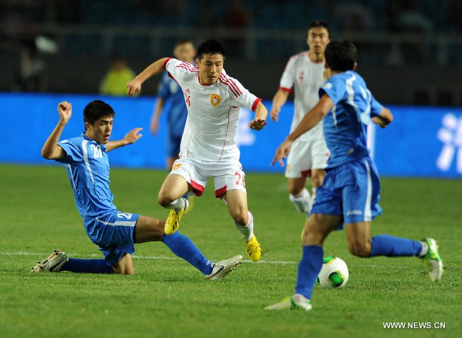 Islom Tukhtakhujaev (L) of Uzbekistan vies with Wu Lei of China during a friendly match in Hohhot, north China's Inner Mongolia Autonomous Region, June 6, 2013. Uzbekistan won the match 2-1. (Xinhua/Zhang Ling)