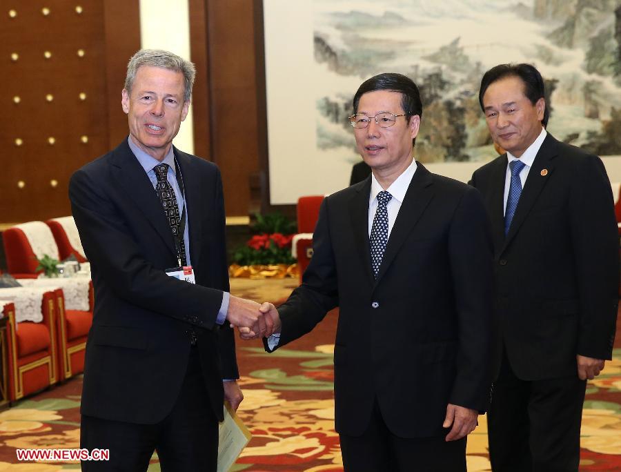 Chinese Vice Premier Zhang Gaoli (C) meets with Time Warner Chairman and CEO Jeffrey Bewkes (L) during the 2013 Fortune Global Forum (FGF) in Chengdu, capital of southwest China's Sichuan Province, June 6, 2013. (Xinhua/Pang Xinglei)