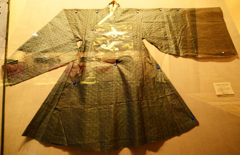 Blue gauze robe with embroidered crane design, buttons on the right, in Ming Dynasty. (China Daily/Ju Chuanjiang)