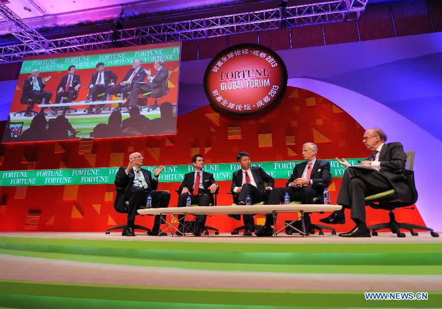 Participants take part in the discussion "China's Changing Economy" during the 2013 Fortune Global Forum in Chengdu, capital of southwest China's Sichuan Province, June 7, 2013. (Xinhua/Xue Yubin)