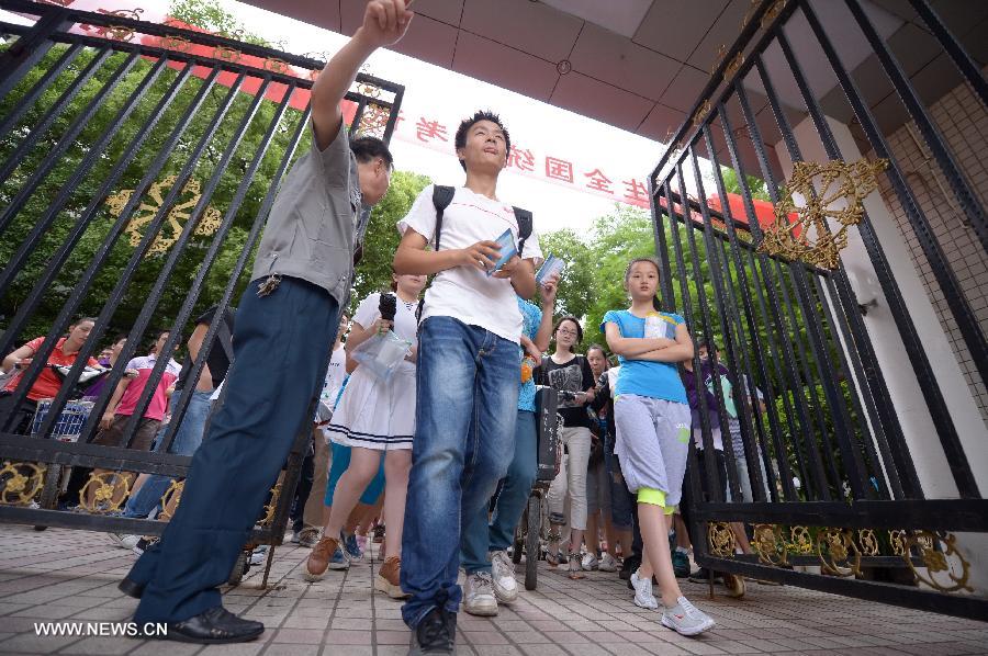 Examinees arrive to take the national college entrance exam at the No. 1 Middle School in Nanchang, capital of east China's Jiangxi Province, June 7, 2013. Some 9.12 million applicants are expected to sit this year's college entrance exam on June 7 and 8. (Xinhua/Zhou Mi)