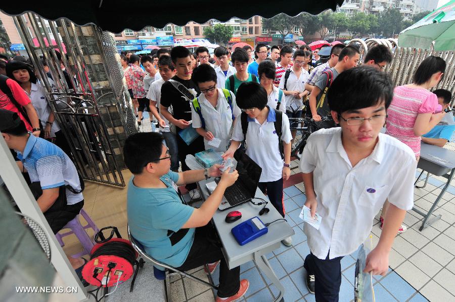 Examinees arrive to take the national college entrance exam at a middle school in Fuzhou, capital of southeast China's Fujian Province, June 7, 2013. Some 9.12 million applicants are expected to sit this year's college entrance exam on June 7 and 8. (Xinhua/Wei Peiquan)
