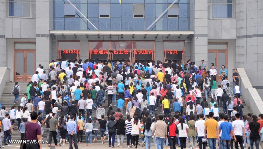 Examinees arrive to take the national college entrance exam at the No. 1 Middle School in Gu'an County, north China's Hebei Province, June 7, 2013. Some 9.12 million applicants are expected to sit this year's college entrance exam on June 7 and 8. (Xinhua/Wang Xiao)