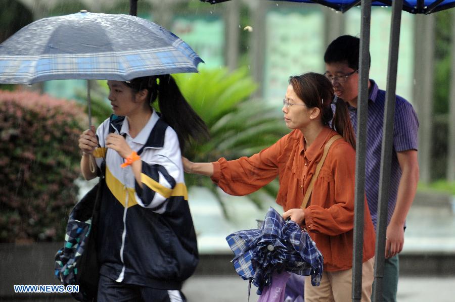 A teacher encourages her student taking the national college entrance exam in Hangzhou, capital of east China's Zhejiang Province, June 7, 2013. Some 9.12 million applicants are expected to sit this year's college entrance exam. (Xinhua/Ju Huanzong)