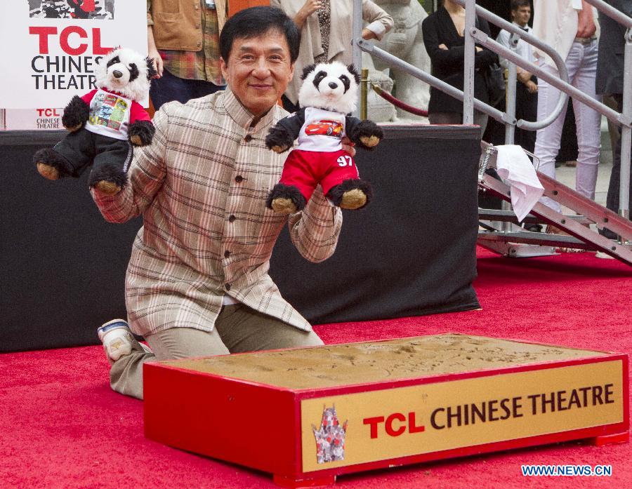 Actor Jackie Chan poses at his hand and footprint ceremony in front of the TCL Chinese Theatre in Hollywood, California on June 6, 2013. (Xinhua/Zhao Hanrong)