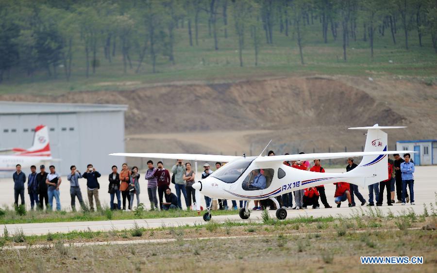 An electric two-seater light sport airplane is seen at the Caihu Airport in Shenyang, capital of northeast China's Liaoning Province, June 7, 2013. The lithium-battery-powered aircraft, independently-developed by Shenyang Aerospace University, had a successful test flight Friday. (Xinhua/Yang Qing) 