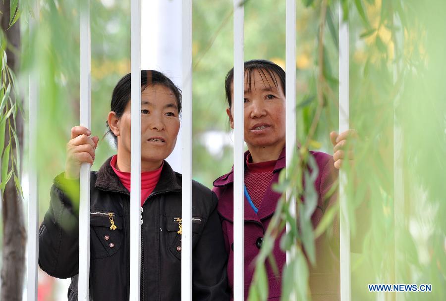 Parents wait outside the exam site as their children taking the national college entrance exam at the Xiji Middle School in Xiji County, northwest China's Ningxia Hui Autonomous Region, June 7, 2013. Some 9.12 million applicants are expected to sit this year's college entrance exam on June 7 and 8. (Xinhua/Peng Zhaozhi)