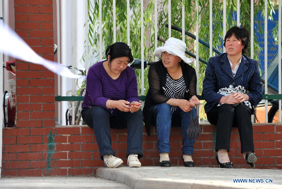 Parents wait outside the exam site as their children taking the national college entrance exam at the Xiji Middle School in Xiji County, northwest China's Ningxia Hui Autonomous Region, June 7, 2013. Some 9.12 million applicants are expected to sit this year's college entrance exam on June 7 and 8. (Xinhua/Peng Zhaozhi)