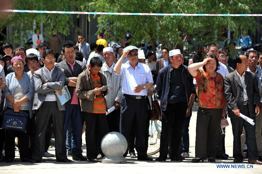 Family members of examinees of the national college entrance exam wait outside the exam site at the Xiji Middle School in Xiji County, northwest China's Ningxia Hui Autonomous Region, June 7, 2013. Some 9.12 million applicants are expected to sit this year's college entrance exam on June 7 and 8. (Xinhua/Peng Zhaozhi)