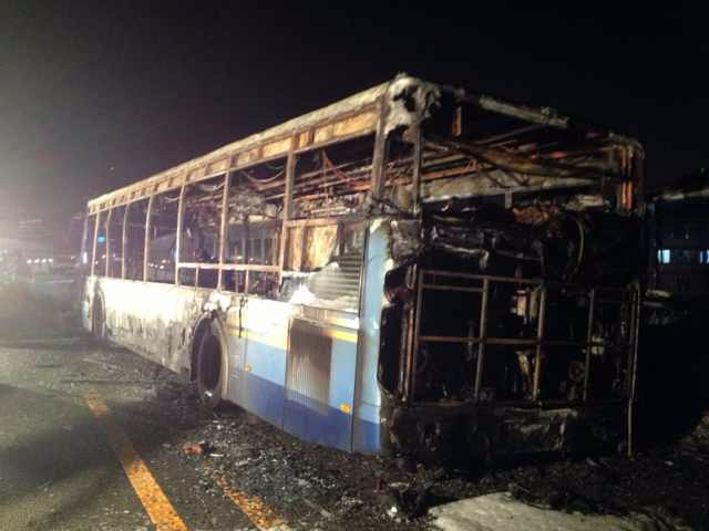 Photo taken by mobile phone on June 7, 2013 shows the debris of a bus on an elevated track in Xiamen, southeast China's Fujian Province. 47 people died and 34 others were injured after the bus in the city's BRT (bus rapid transit) service burst into flames at about 6:30 p.m. on Friday. (Xinhua) 