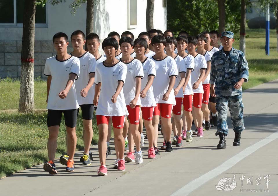 New recruits of the Bayi Aerobatics Team from the Air Force of the Chinese People's Liberation Army (PLA) are in physical training. (China Military Online/Xu Hongchun, Qian Min, Bai Xianlin)